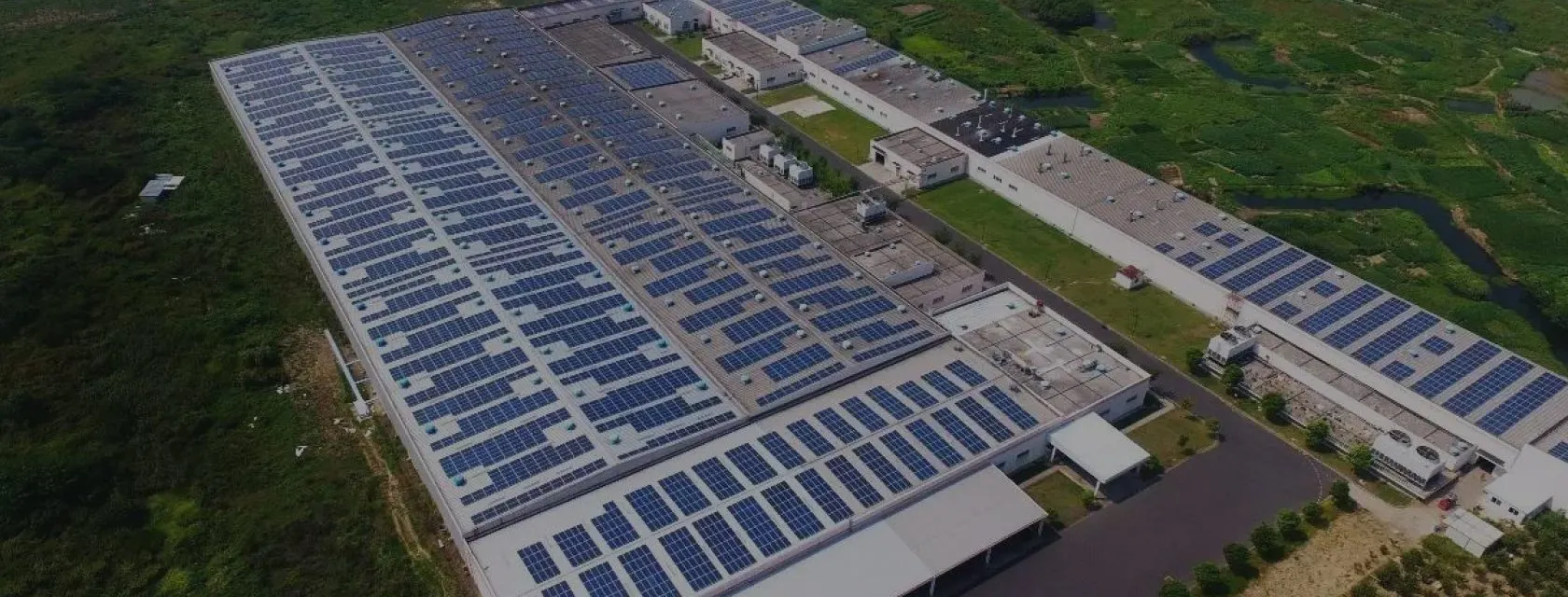 Planta industrial con instalación fotovoltaica sobre cubierta